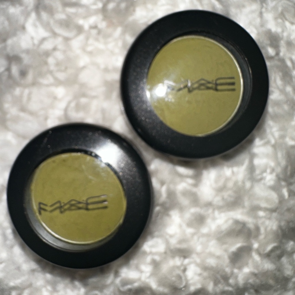 MAC Eyeshadow Pair “Mo Money-Mo Problems” - Picture 8 of 9